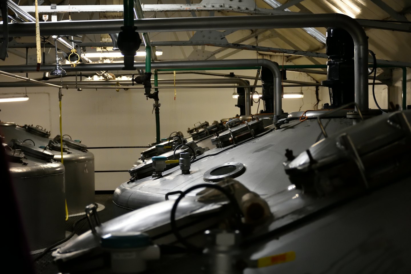 Tanques y tuberías de acero inoxidable en una cervecería.
