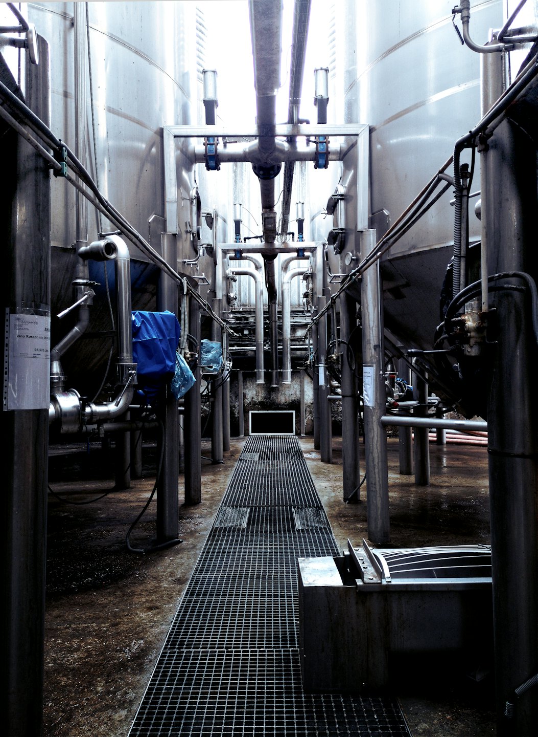 Tanques y tuberías de acero inoxidable en una fábrica.